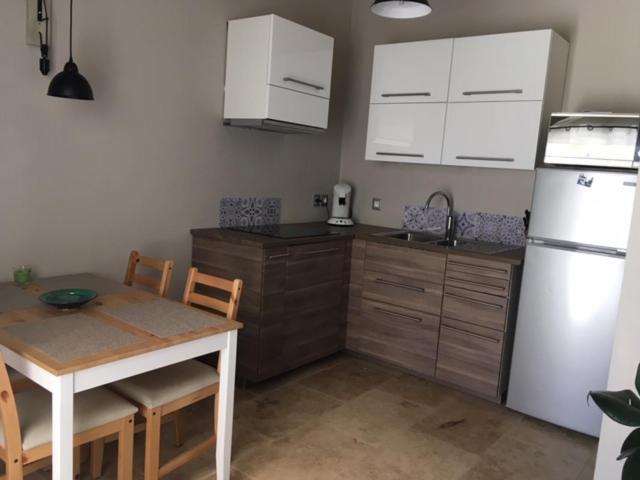 Coquet 2 Pieces Au Calme Avec Piscine Villa Fontvieille Dış mekan fotoğraf